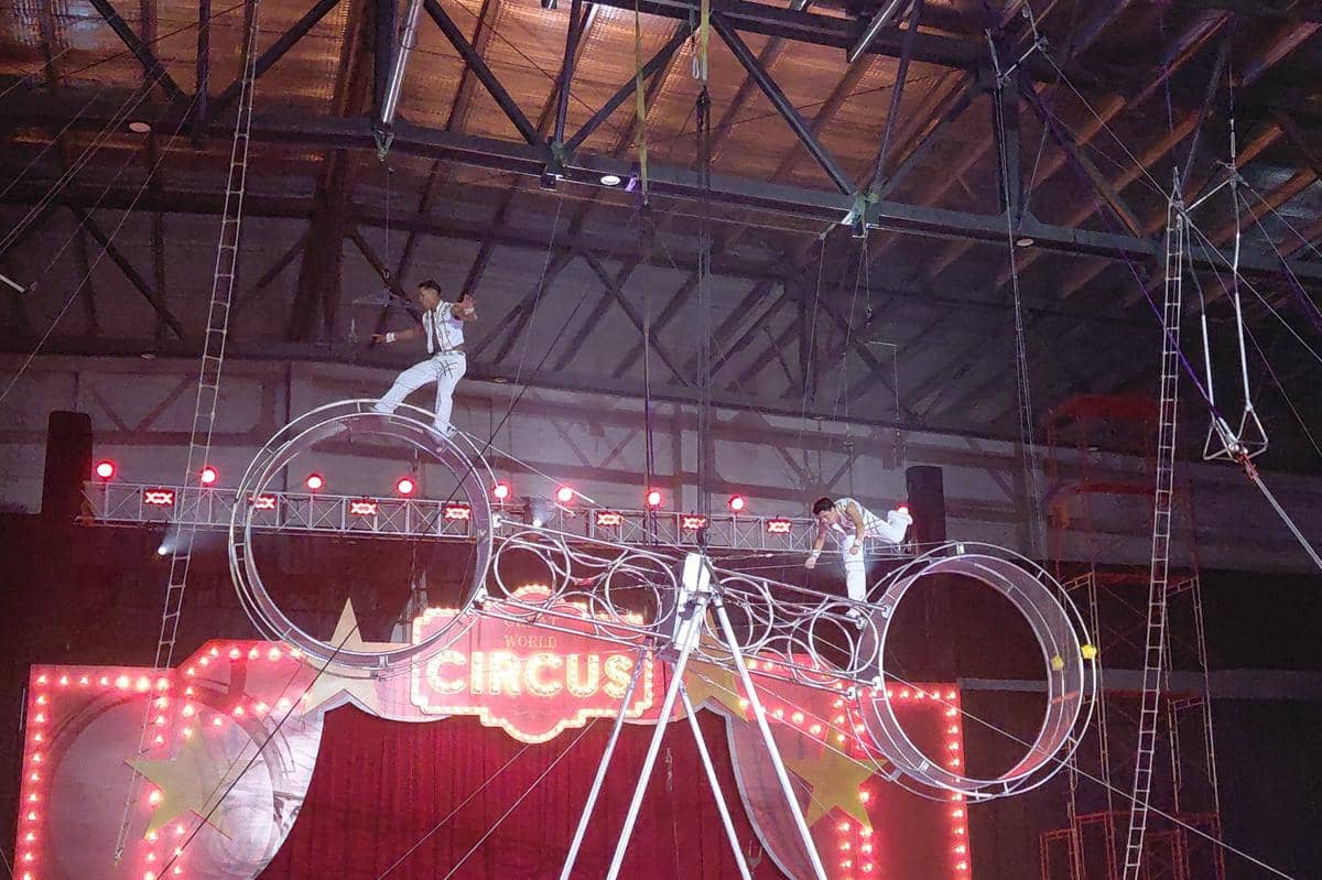 Aksi pemain sirkus internasional yang menghibur penonton di The Great World Circus Makassar. IDN Times/Aan Pranata