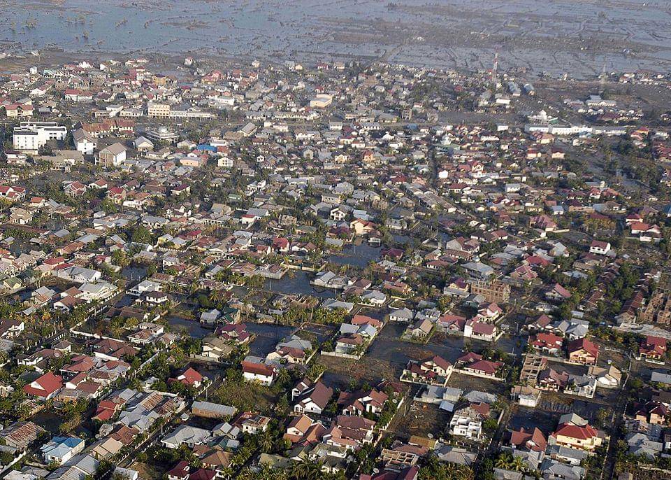 kondisi Aceh dari foto udara usai tsunami tahun 2004 silam (commons.wikimedia.org/U.S. Navy photo by Photographer's Mate Airman Jordon R. Beesley)