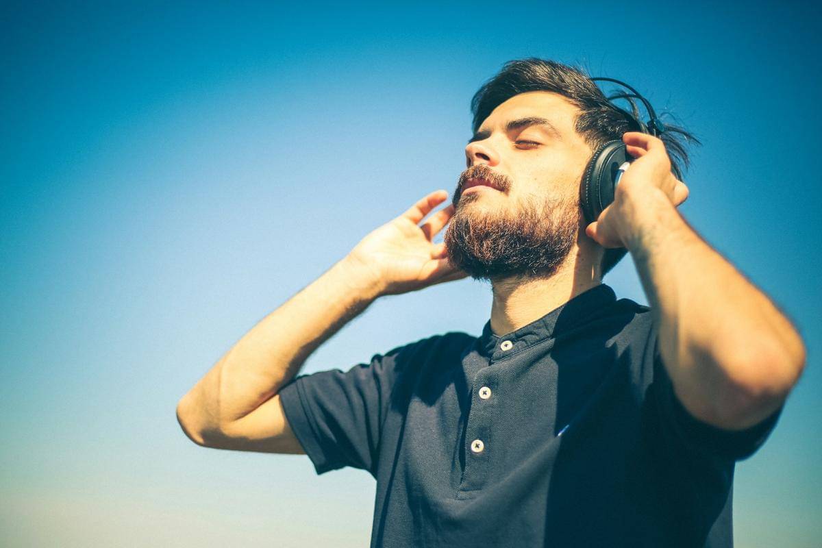 ilustrasi pria mendengarkan musik (unsplash.com/Valentin Balan)