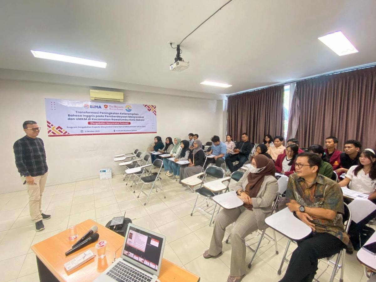 Potret pelaksanaan program Peningkatan Keterampilan Bahasa Inggris pada Pemberdayaan Masyarakat dan UMKM di Kecamatan Rawalumbu, Kota Bekasi oleh STIE Tri Bhakti Bekasi. (dok. STIE Tri Bhakti Bekasi)