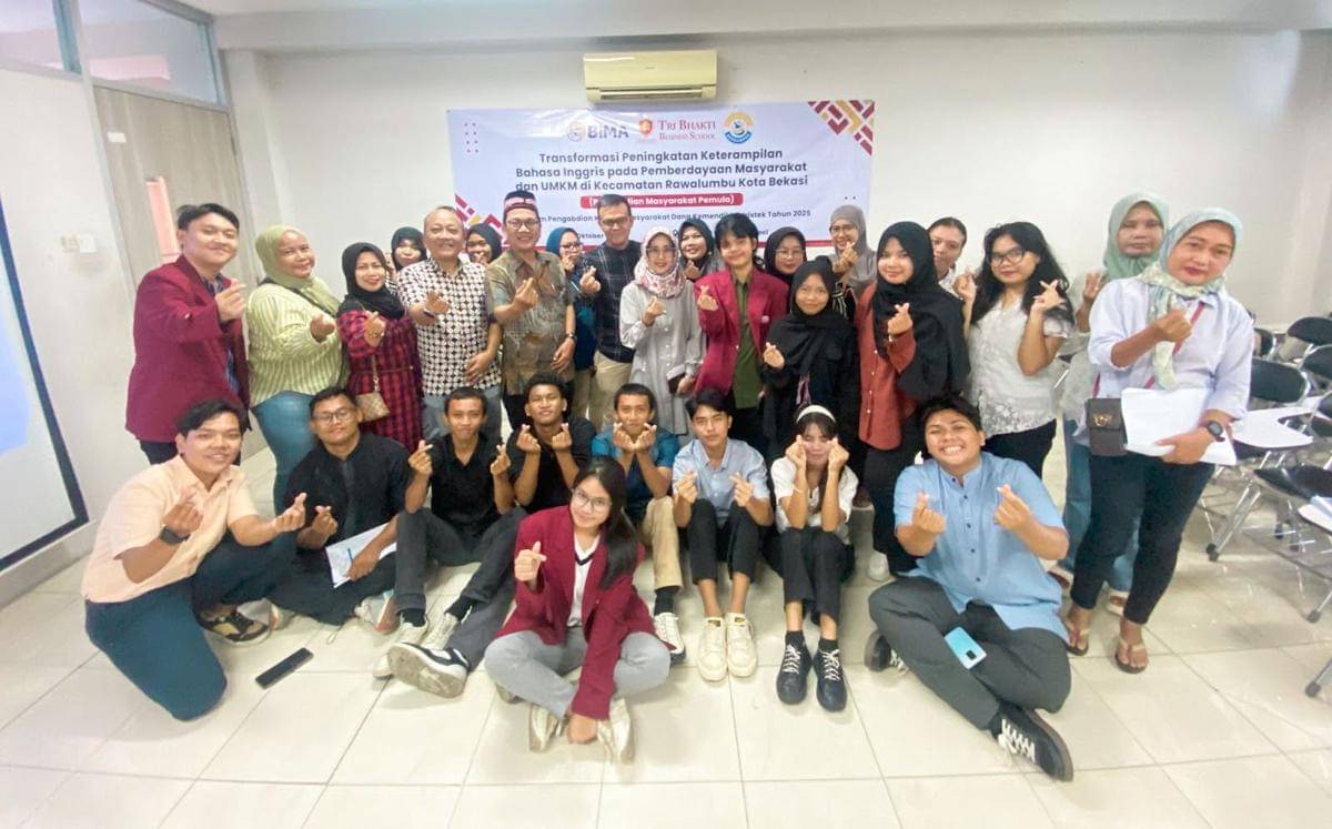 Potret pelaksanaan program Peningkatan Keterampilan Bahasa Inggris pada Pemberdayaan Masyarakat dan UMKM di Kecamatan Rawalumbu, Kota Bekasi oleh STIE Tri Bhakti Bekasi. (dok. STIE Tri Bhakti Bekasi)