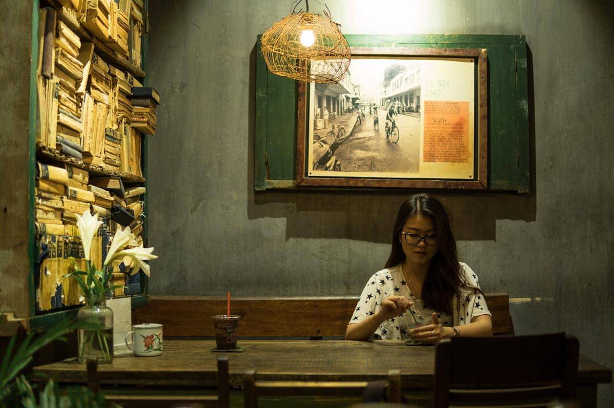 ilustrasi duduk sendirian (pexels.com/Chee Zu)