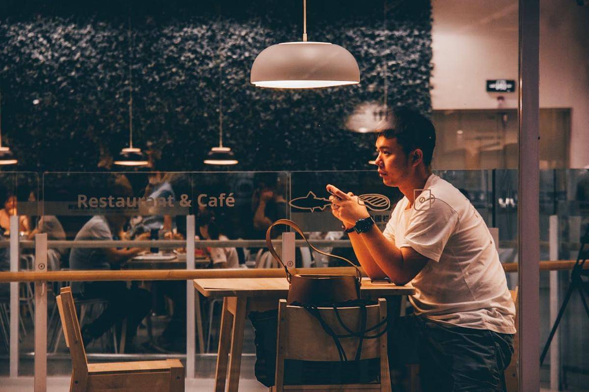 ilustrasi duduk sendirian (pexels.com/James Law)