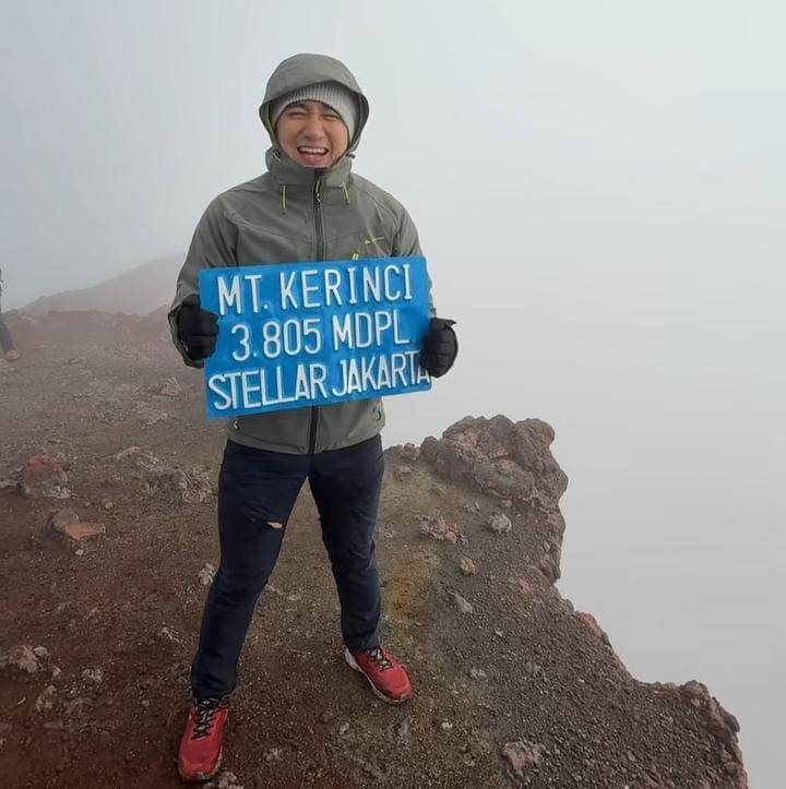 Kenny Austin mendaki gunung di Indonesia.