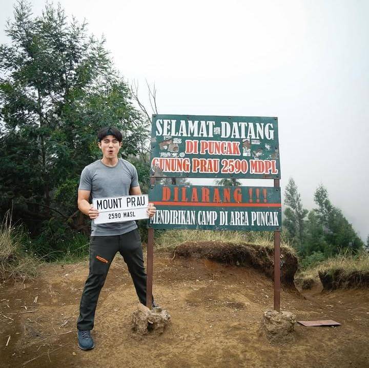Kenny Austin mendaki gunung di Indonesia.