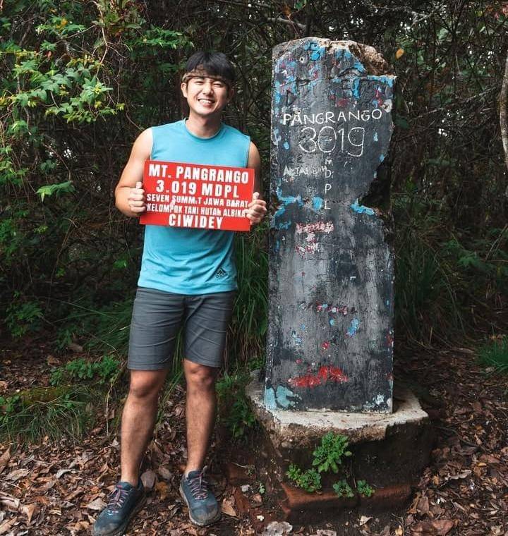 Kenny Austin mendaki gunung di Indonesia.