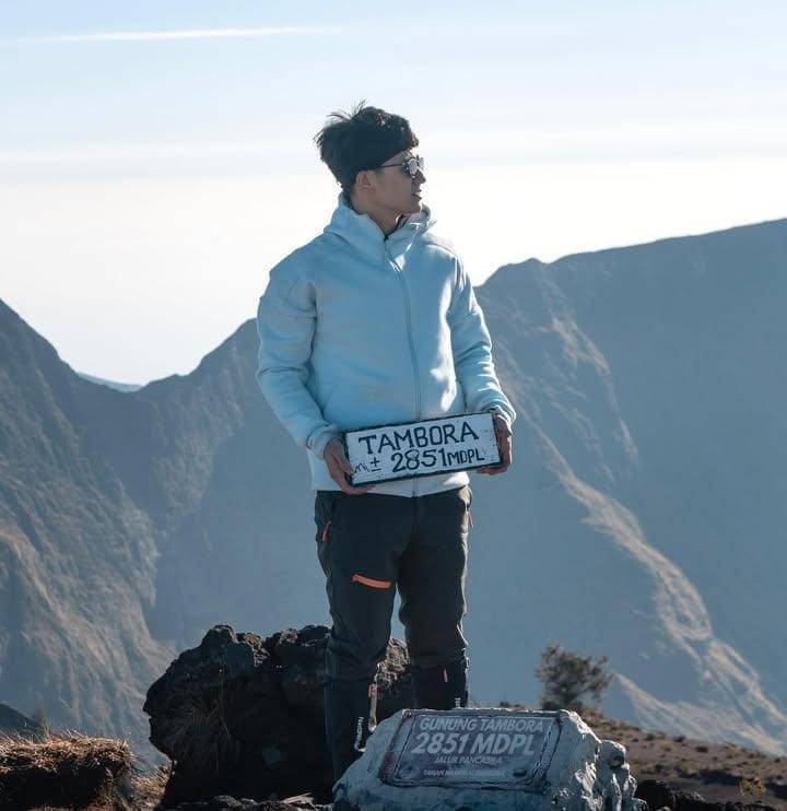 Kenny Austin mendaki gunung di Indonesia.