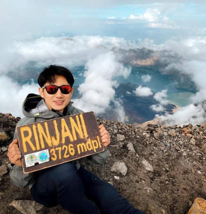 Kenny Austin mendaki gunung di Indonesia.