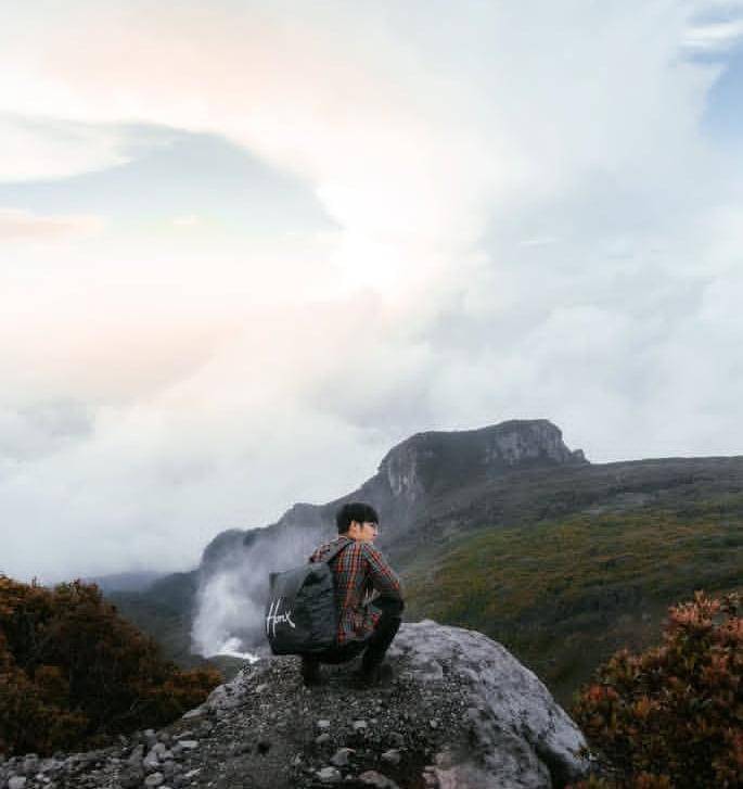 Kenny Austin mendaki gunung di Indonesia.