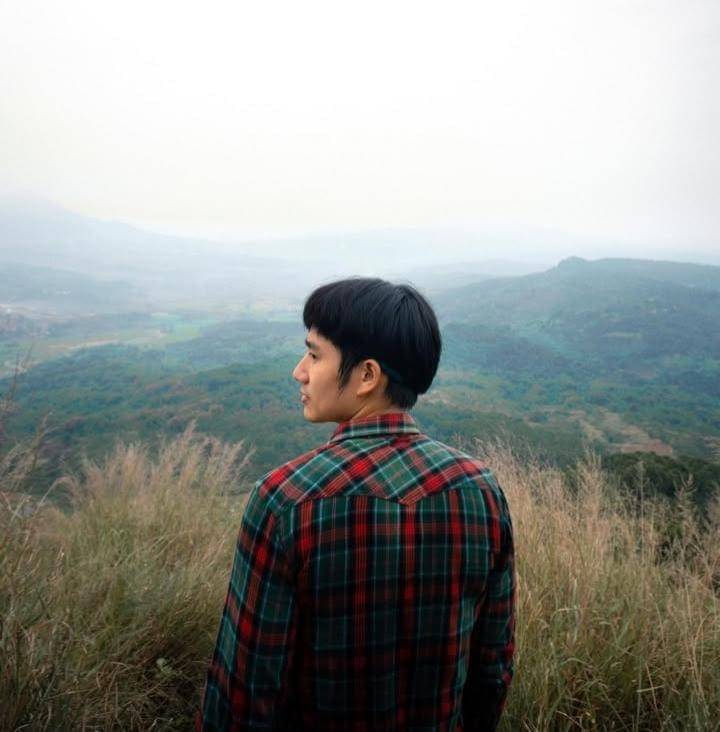 Kenny Austin mendaki gunung di Indonesia.