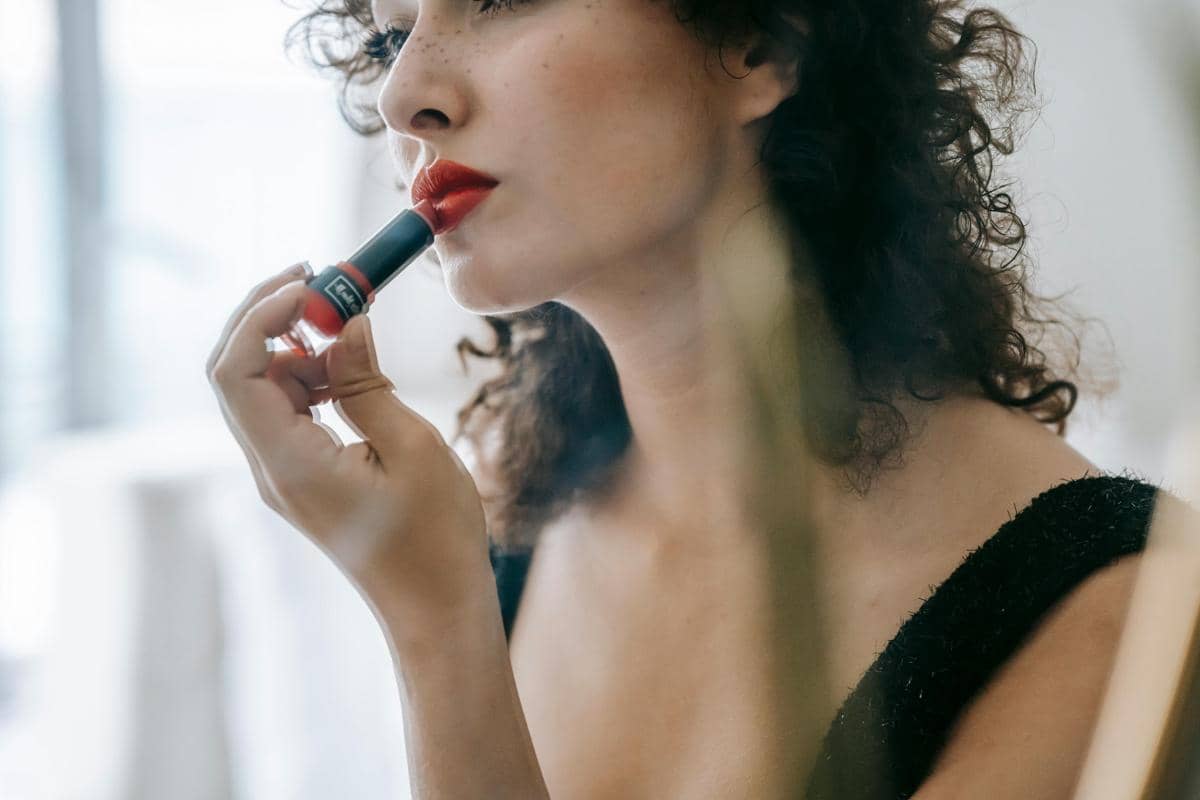 ilustrasi menggunakan lipstick matte (pexels.com/Sam Lion)