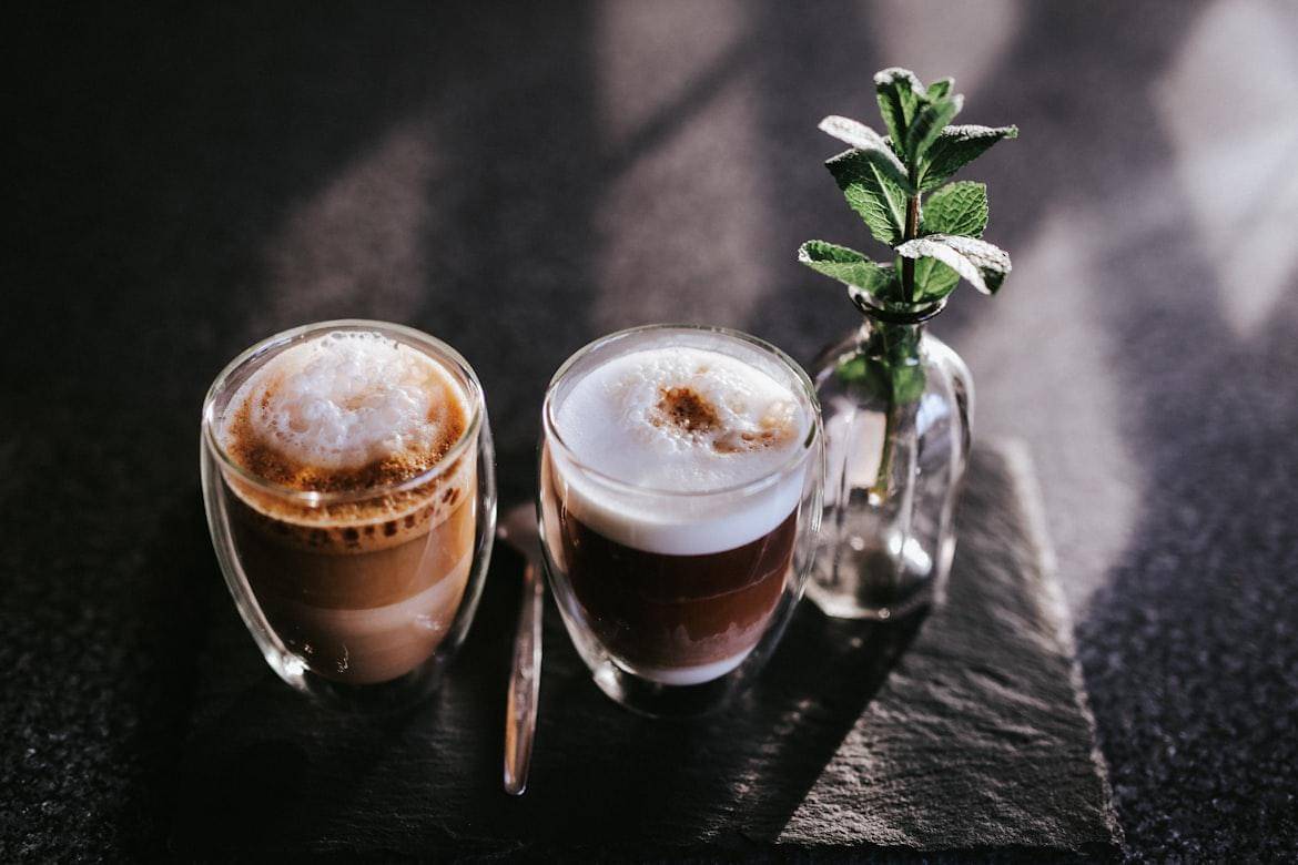 ilustrasi perbedaan latte dan mocca