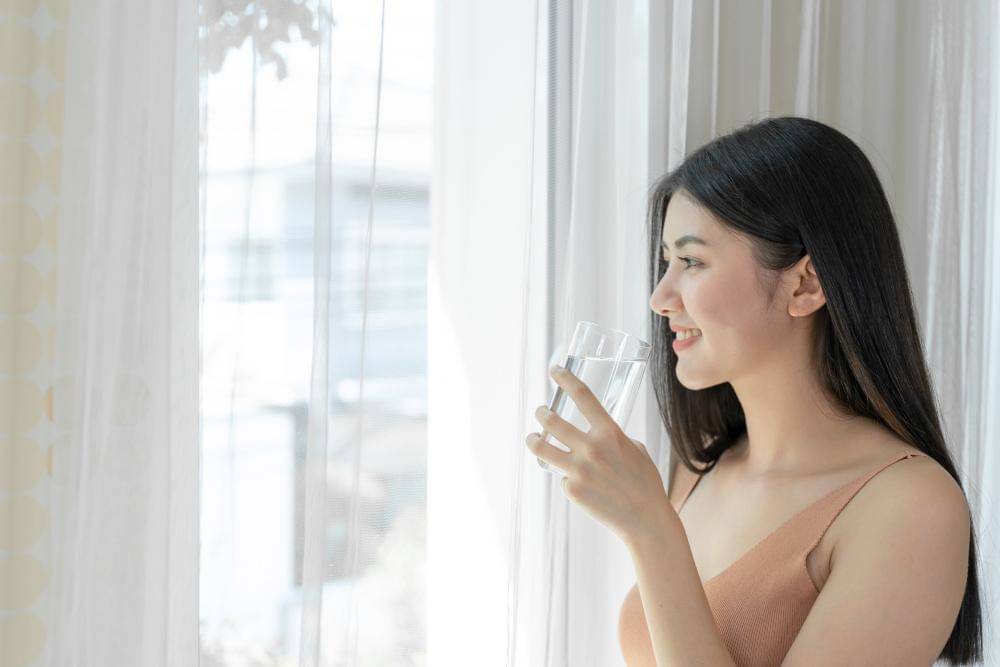 ilustrasi perempuan minum air putih (freepik.com/jcomp)