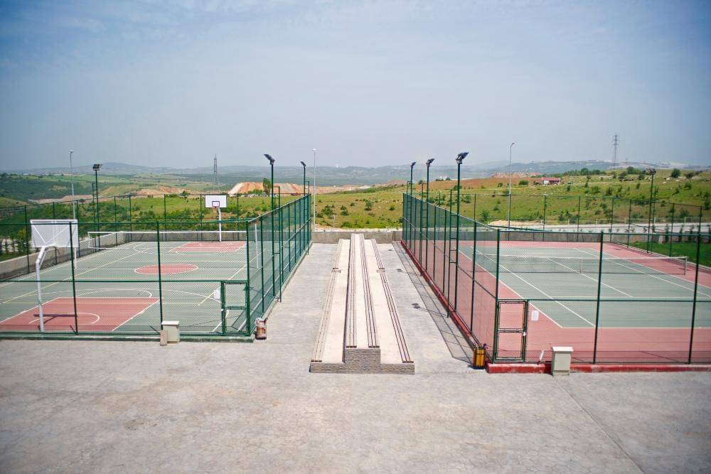 ilustrasi lapangan badminton (freepik.com/freestockcenter)