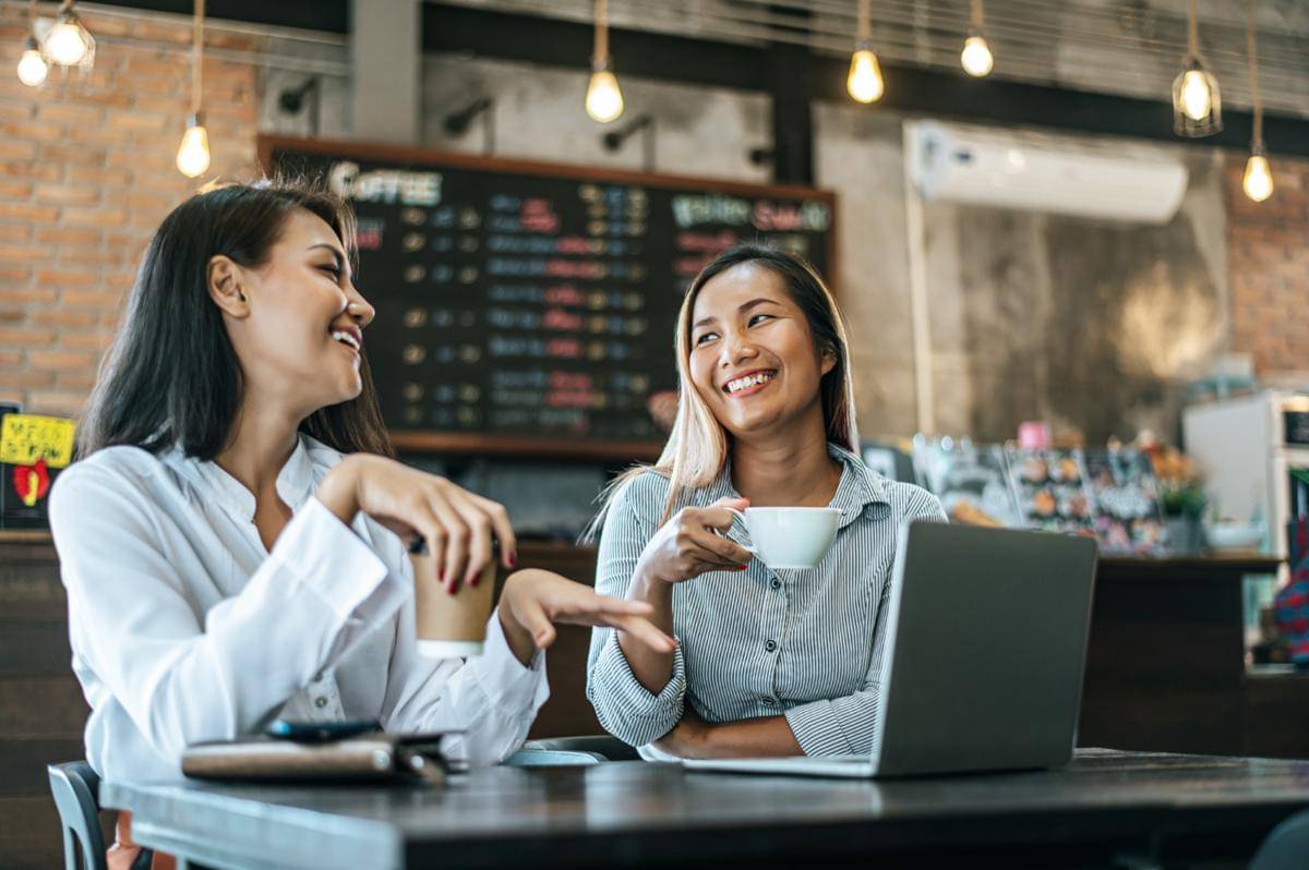 Ilustrasi ngobrol dengan clien di kafe (freepik.com/jcomp)