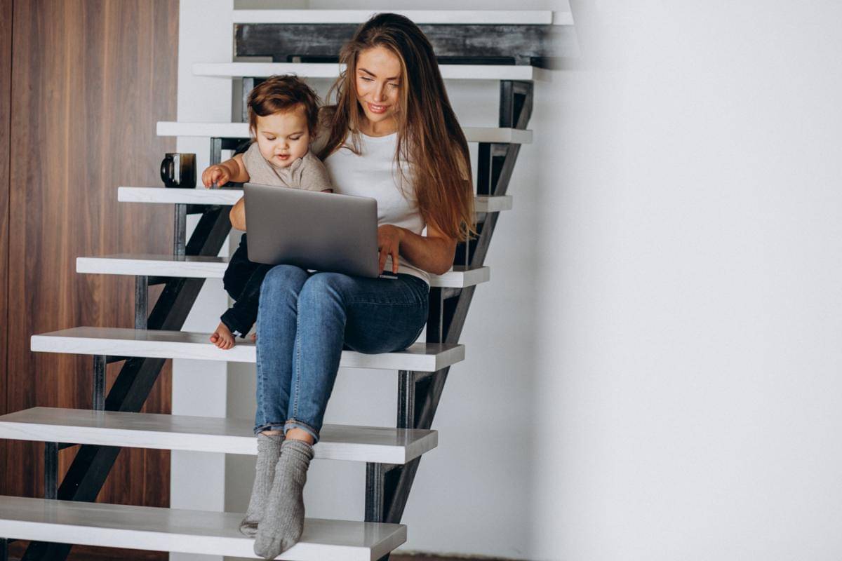 Ilustrasi ibu rumah tangga dengan side hustle