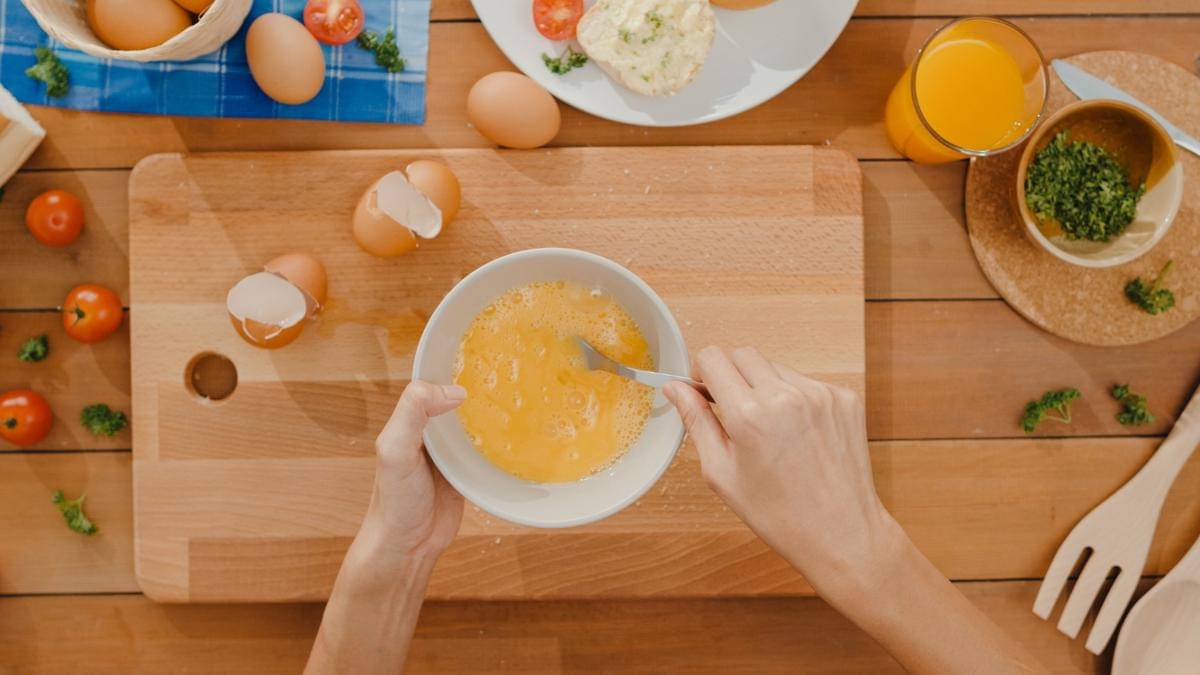 ilustrasi memasak telur kukus ala Korea (freepik.com/tirachardz)