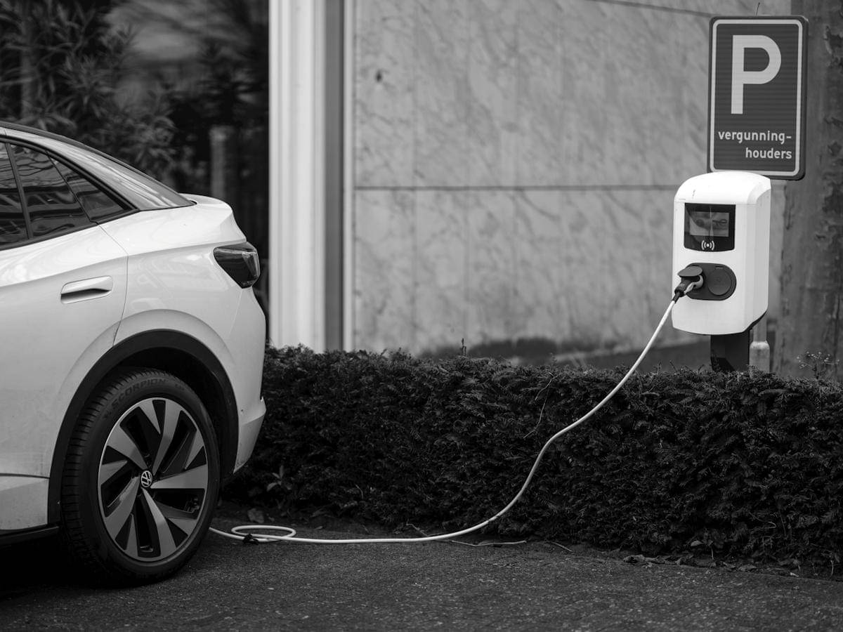 Mobil listrik yang terhubung ke meteran parkir. (unsplash.com/@haberdoedas)