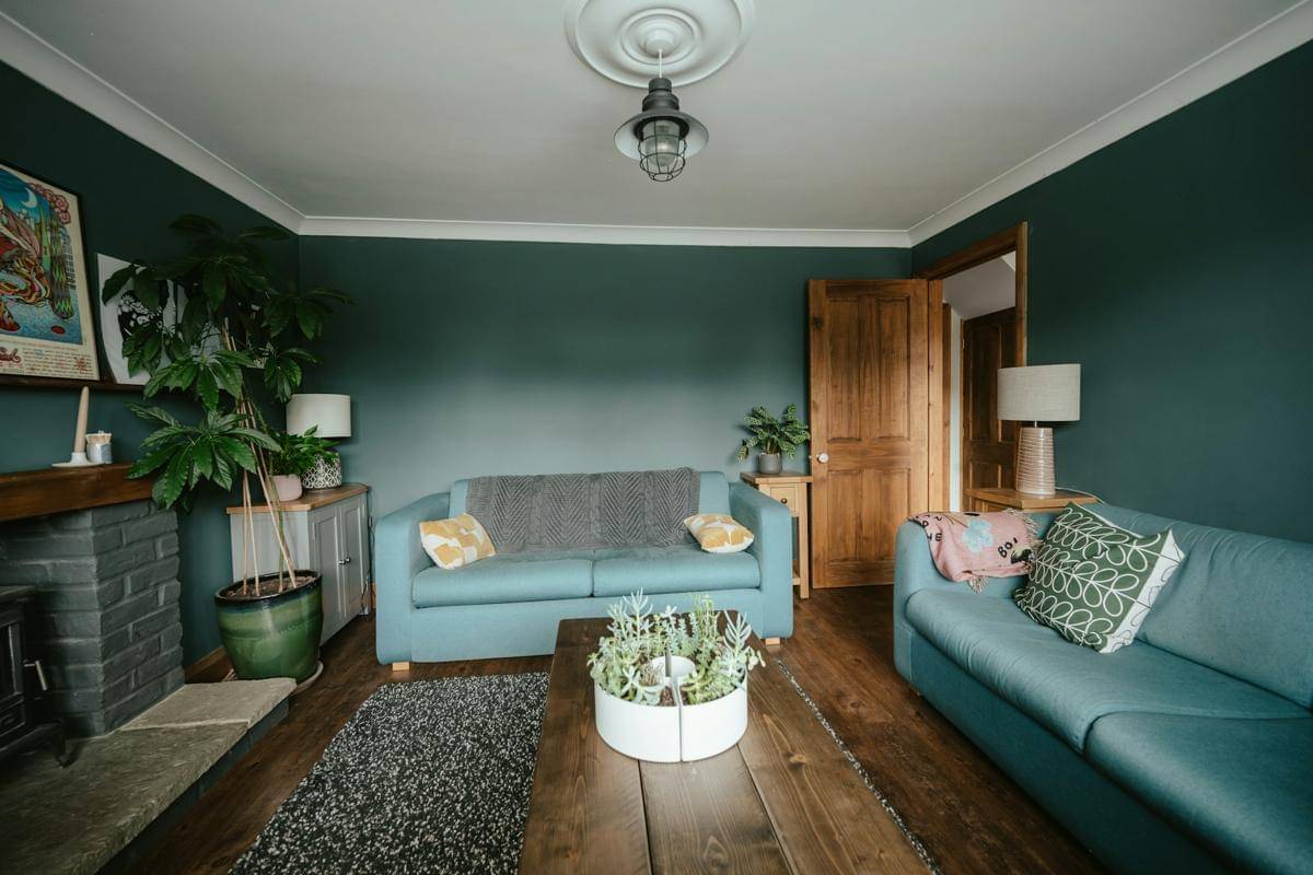 ilustrasi interior ruang tamu warna mint green (unsplash.com/Annie Spratt)