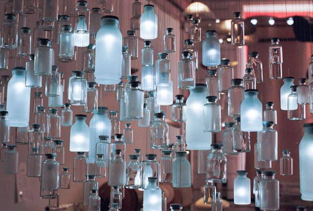 Ilustrasi lampu yang terbuat dari gelas (unsplash.com/ Atul Vinayak)
