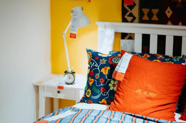 Ilustrasi kamar dengan lampu yang menyorot ke kasur (unsplash.com/ CHUTTERSNAP)