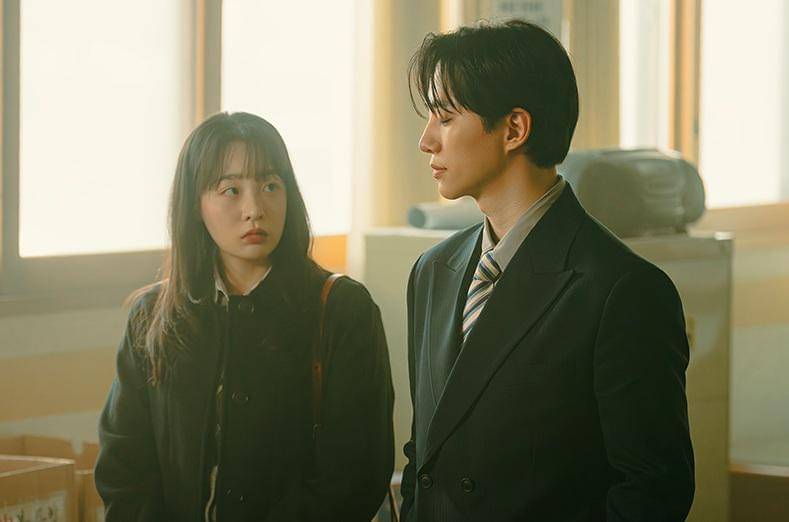 still cut drama Korea Typhoon Family (instagram.com/tvn_drama)