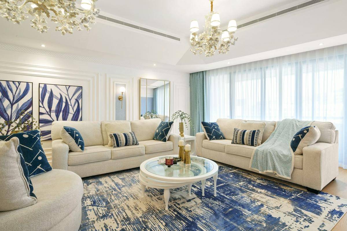 ilustrasi interior ruang tamu dengan warna putih dan baby blue (unsplash.com/Denish Smith)