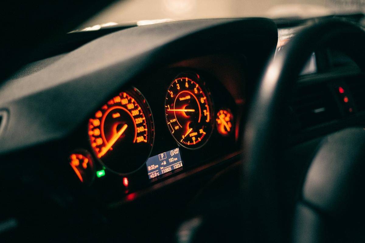 ilustrasi dashboard mobil (unsplash.com/Erik Mclean)