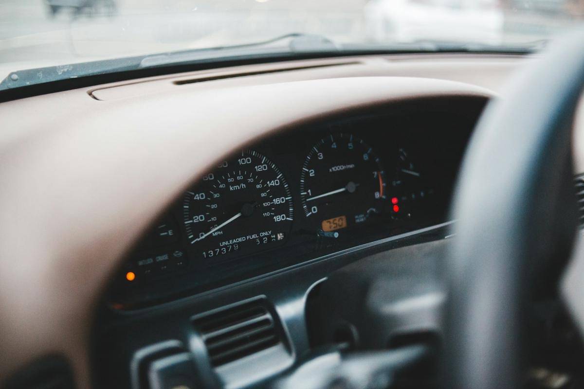ilustrasi dashboard mobil (unsplash.com/Erik Mclean)