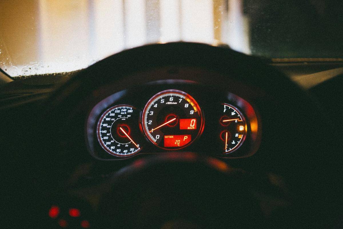 ilustrasi dashboard mobil (unsplash.com/Erik Mclean)