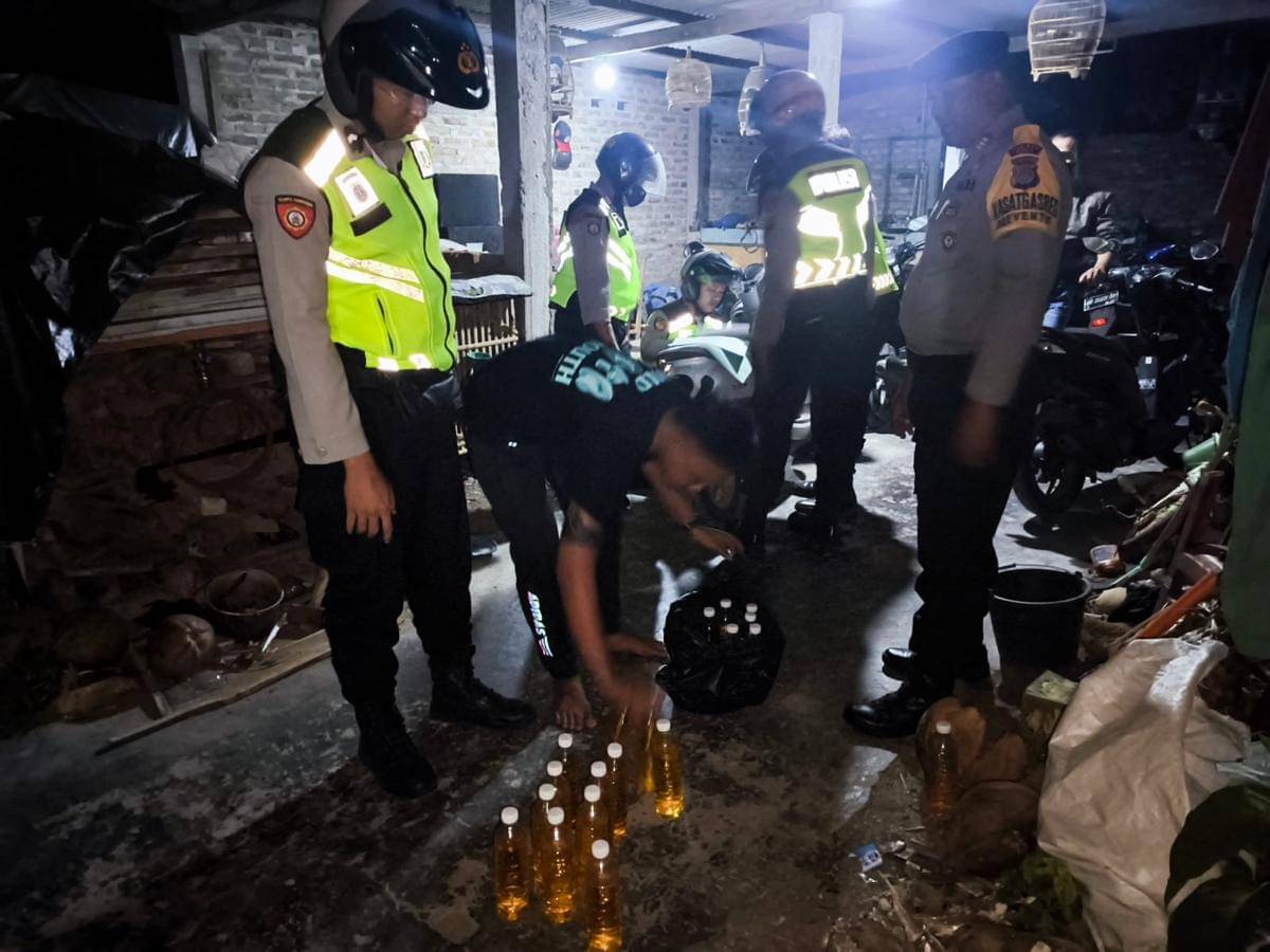 Belasan Botol Miras Oplosan Disita dari Rumah Warga Bambanglipuro Bantul
