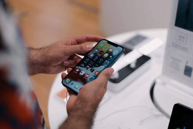 ilustrasi membeli handphone