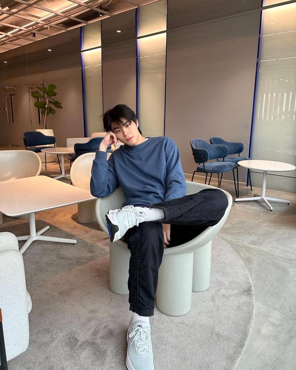 outfit minimalis ala Kin Thanachai (Instagram.com/kinn_ts)