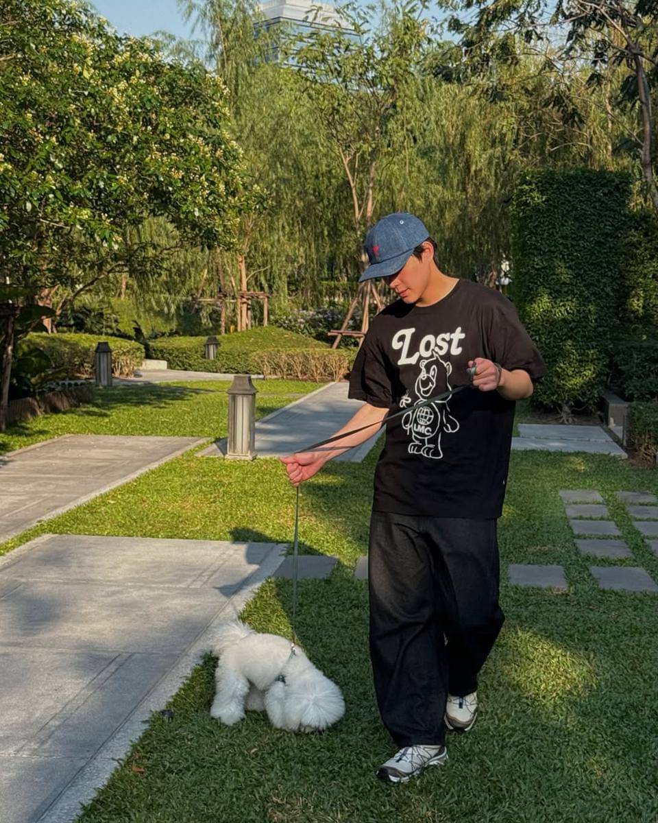 outfit minimalis ala Kin Thanachai (Instagram.com/kinn_ts)