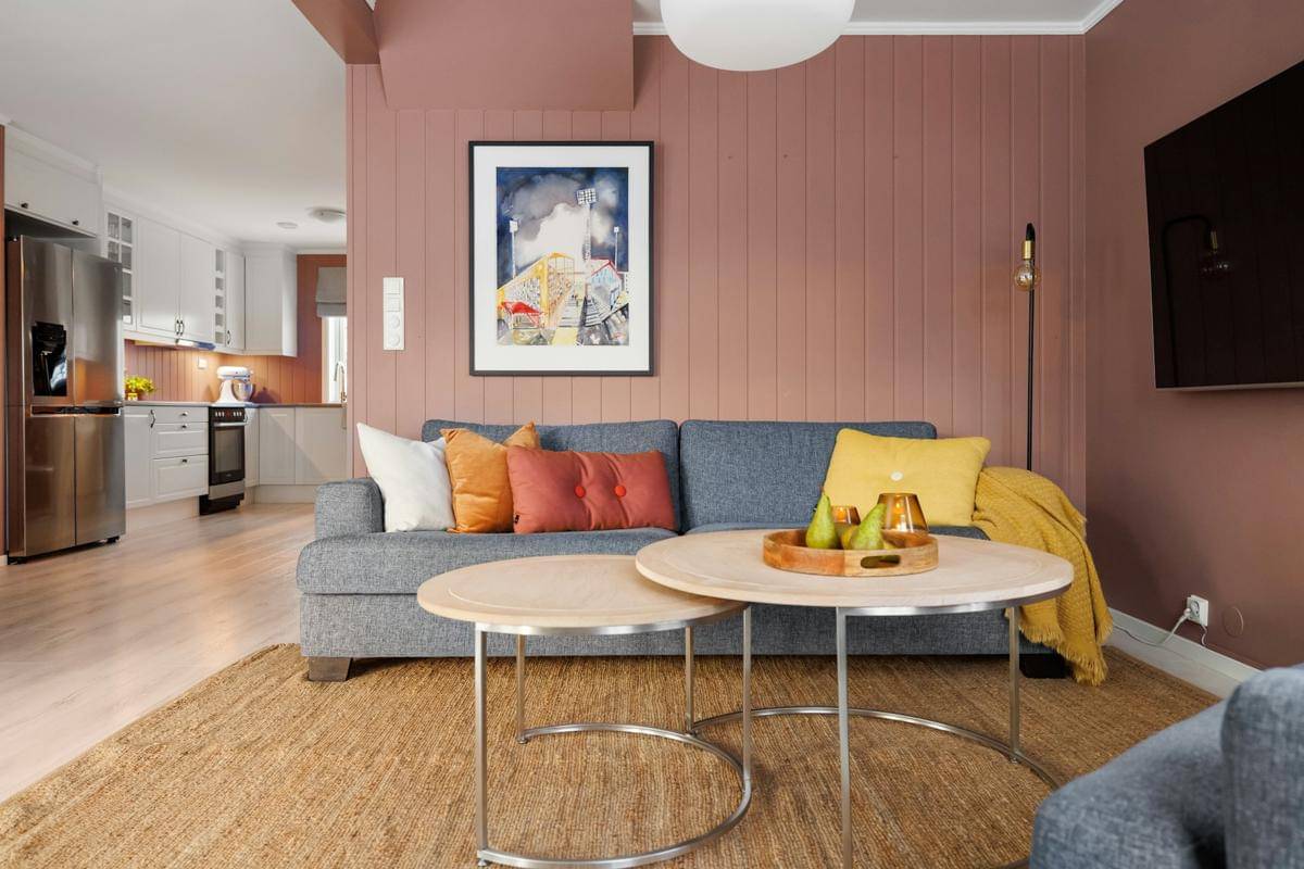 ilustrasi interior ruang tamu dengan warna dusty pink (unsplash.com/Lisa Anna)