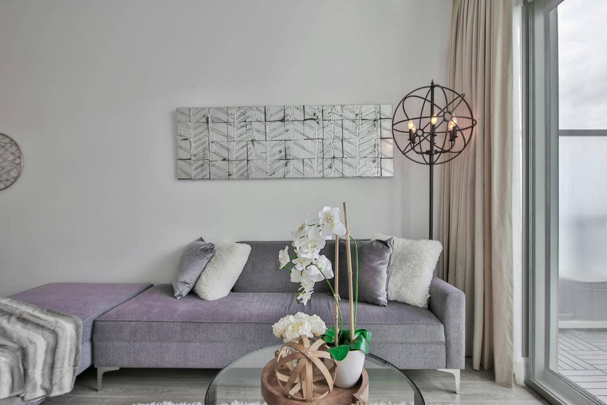 ilustrasi interior ruang tamu dengan warna putih dan lilac (unsplash.com/Lotus Design N Print)