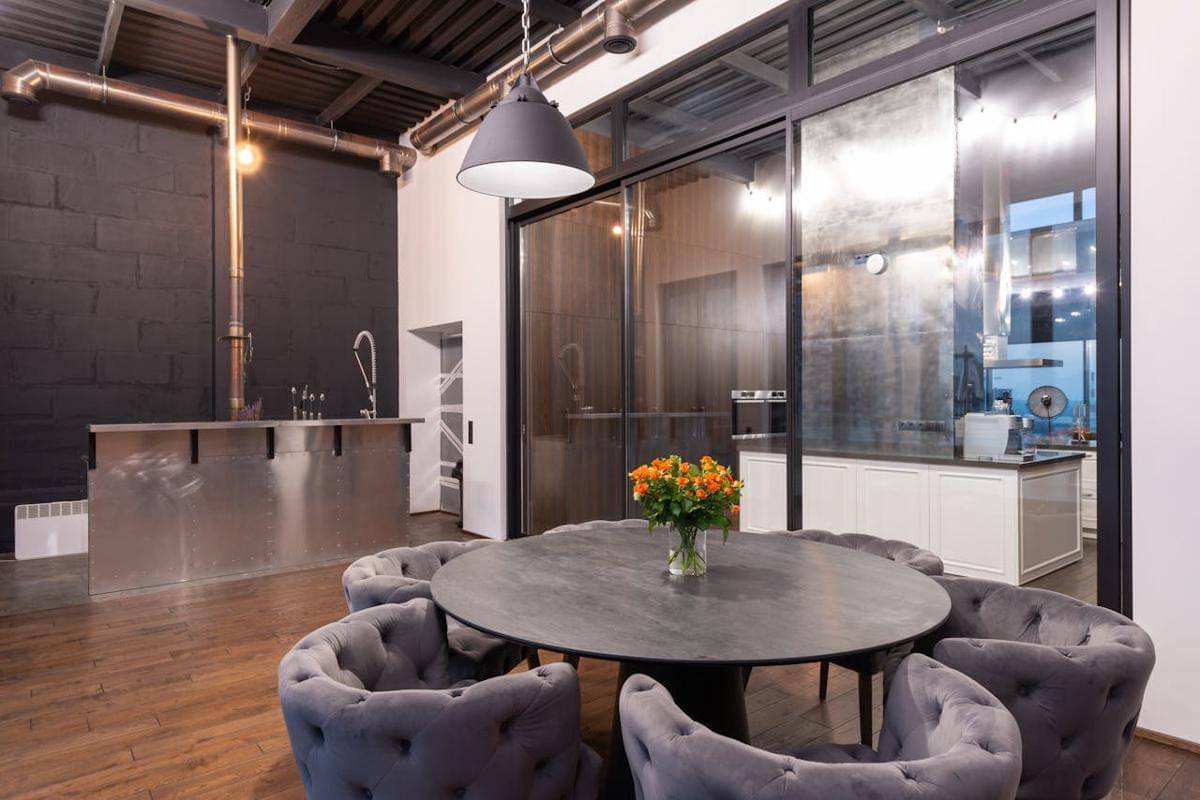 ilustrasi interior industrial minimalis (pexels.com/Max Vakhtbovycn)