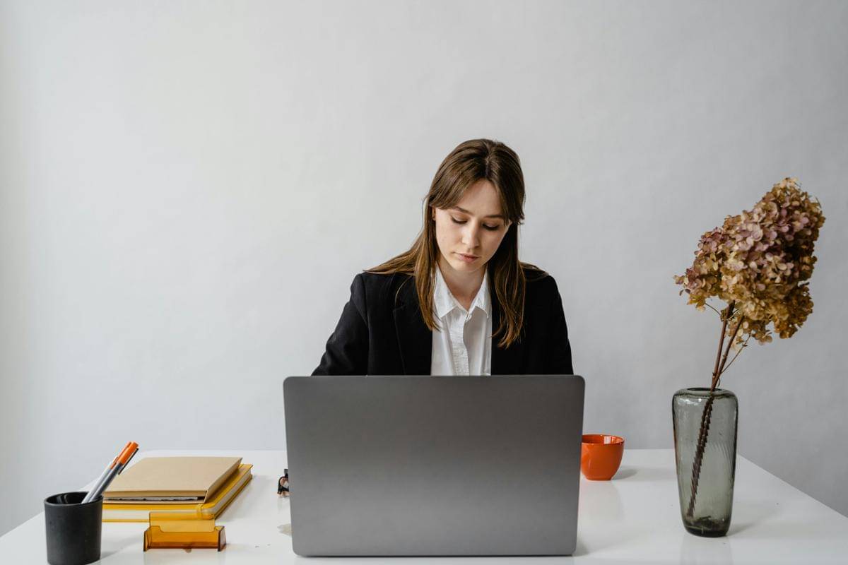 ilustrasi bekerja di depan laptop