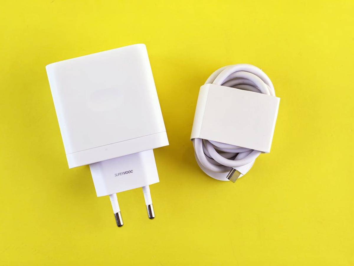 ilustrasi charger HP