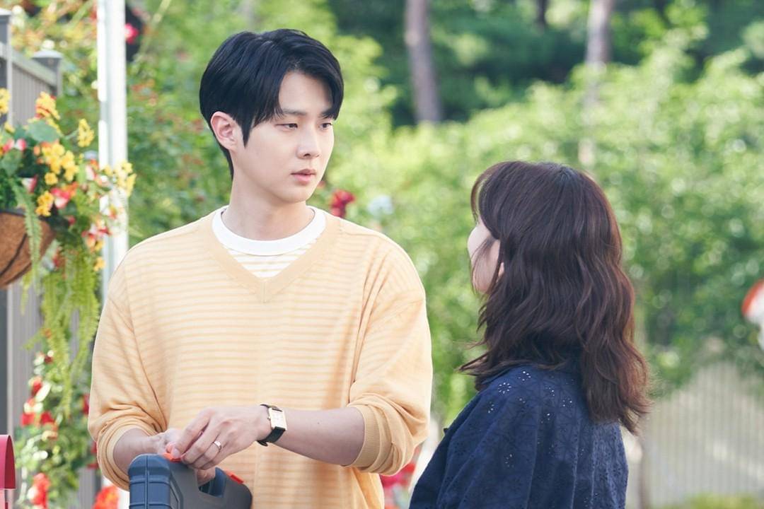 Kim Woo Ju (Choi Woo Shik) dan Yoo Merry (Jung So Min) dalam drakor Would You Marry Me (dok. Disney+ Hotstar/Would You Marry Me)