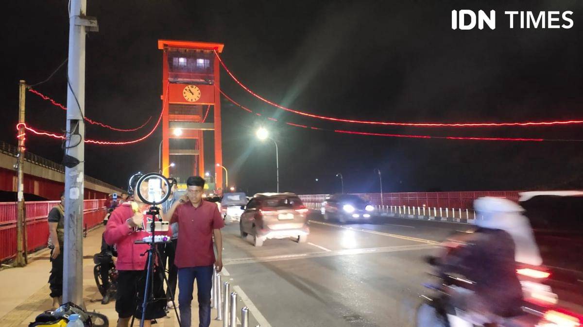 Fenomena live TikTok di Jembatan Ampera Palembang (IDN Times/Feny Maulia Agustin)