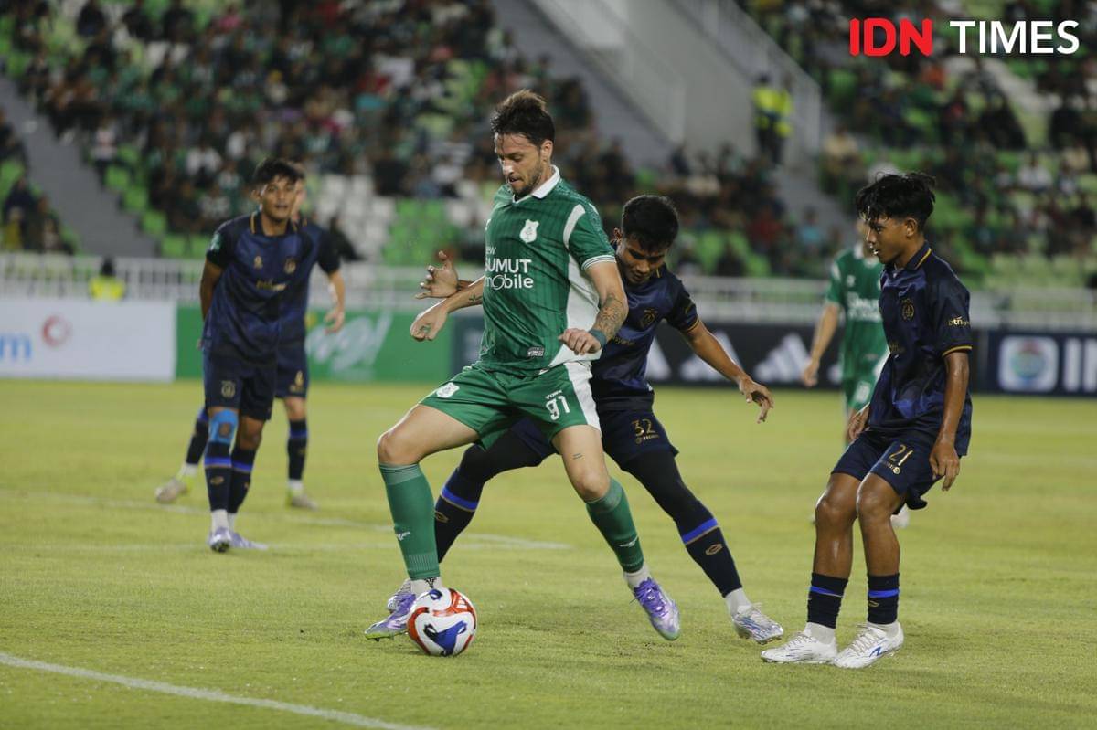 Striker PSMS Felipe Cadenazzi saat berduel dengan Persikad di Stadion Utama Sumut, Sabtu (11/10/2025) (IDN Times/Doni Hermawan)