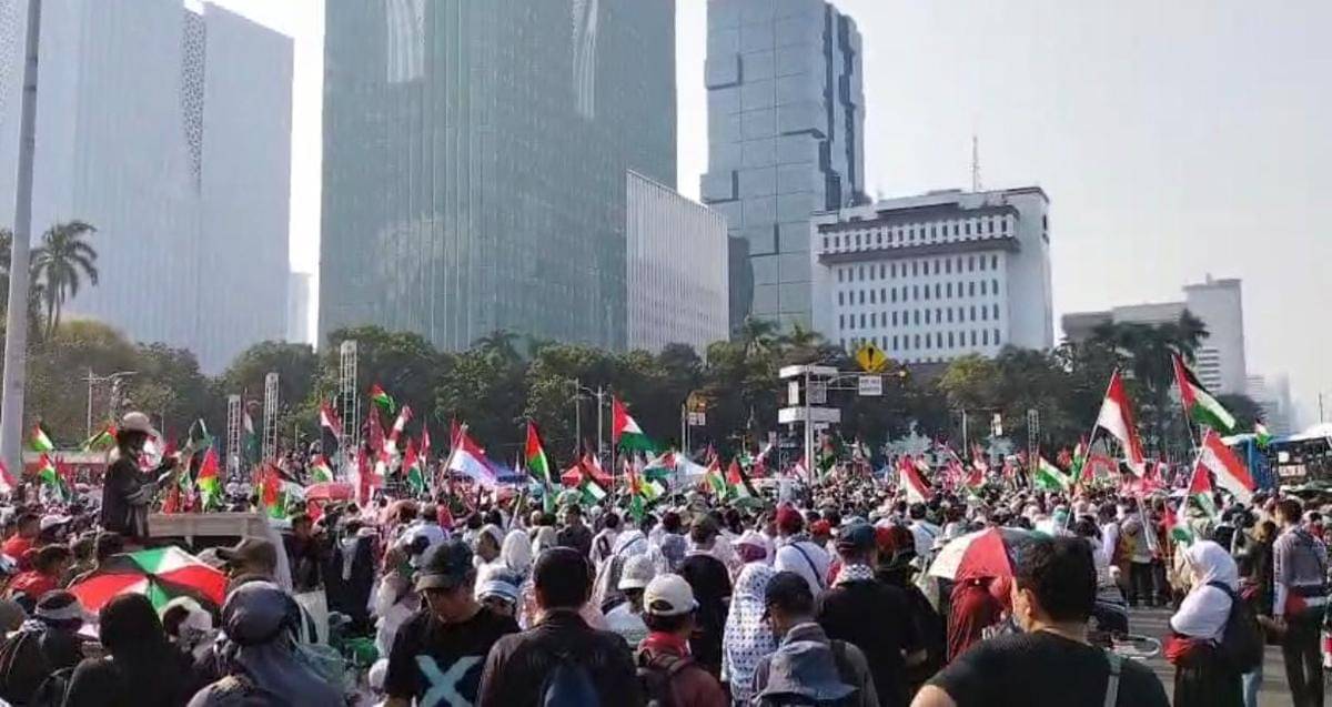Ribuan orang yang mengatasnamakan Aliansi Pemuda Indonesia (API) untuk Palestina, menggelar unjuk rasa di kawasan Patung Kuda, Jakarta Pusat, pada Minggu (12/10/2025) pagi. (Dok. Istimewa)