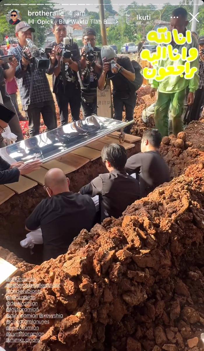 potret pemakaman ibunda Olla Ramlan
