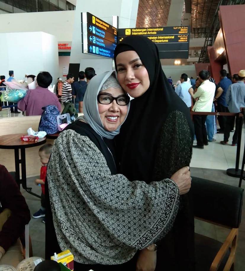 potret kenangan Olla Ramlan dan ibunya yang meninggal dunia