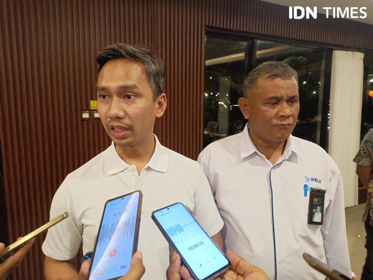 Manajer Komunikasi Korporasi PT Pelni (Persero), Ditto Pappilanda, (kiri) dan Kepala PT Pelni Cabang Kupang, Selamat Yanuardi, (kanan). 