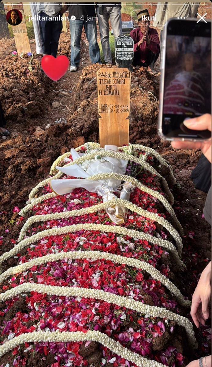 potret pemakaman ibunda Olla Ramlan