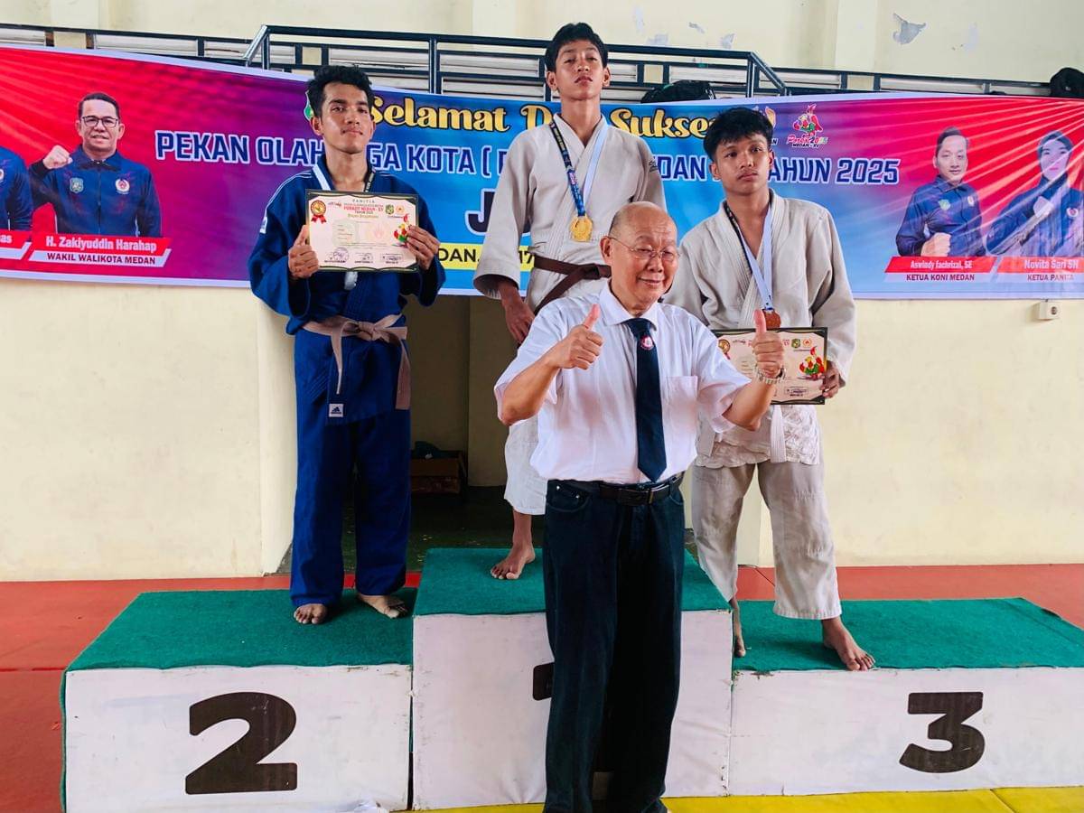 Ketua PJSI Medan Josef Yus usai menyerahkan medali kepada pemenang cabor judo Porkot XV (IDN Times/Doni Hermawan)