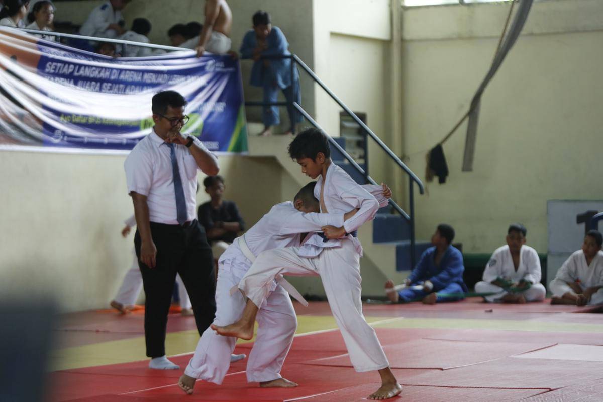 Aksi pejudo di Porkot Medan XV yang digelar di Padepokan PJSI Sumut, Minggu (12/10/2025) (IDN Times/Doni Hermawan)