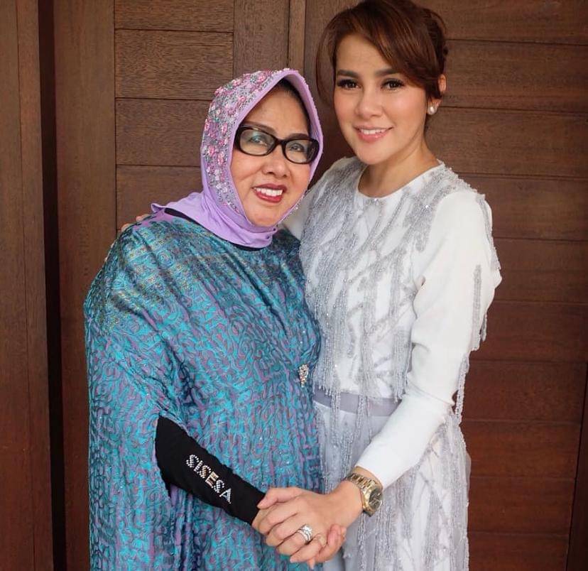 potret kenangan Olla Ramlan dan ibunya yang meninggal dunia